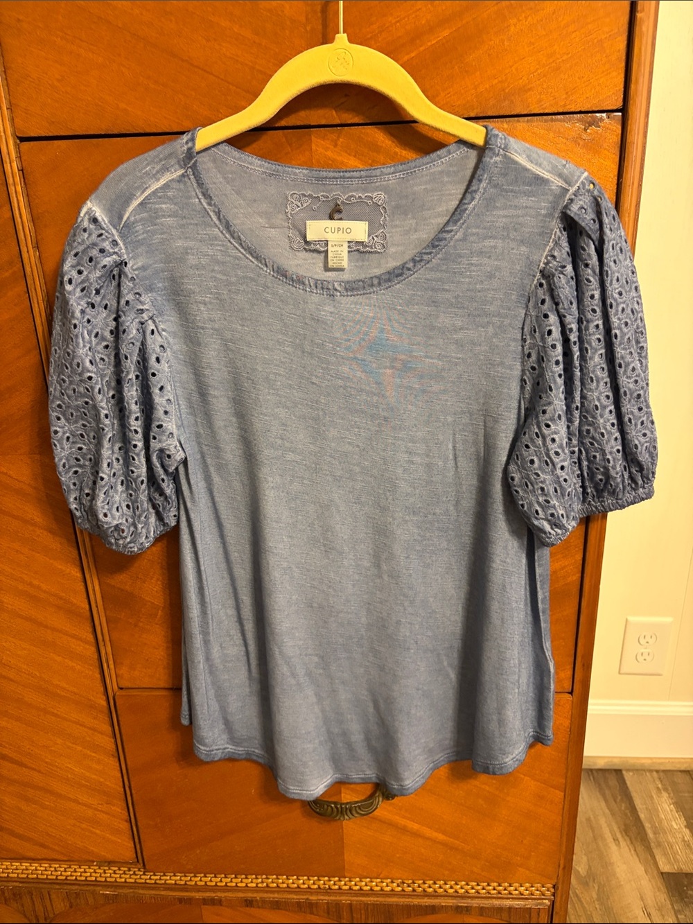 Cupio Top With Eyelet puff sleeves
Size S